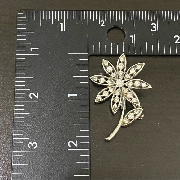 Vintage LISNER Silver-tone Rhinestones Flower Brooch - Picture 7 of 12